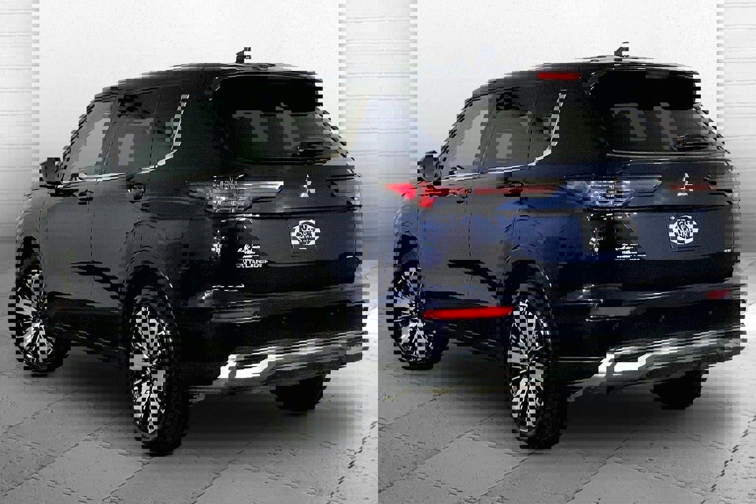 Used 2025 Mitsubishi Outlander SE image 11