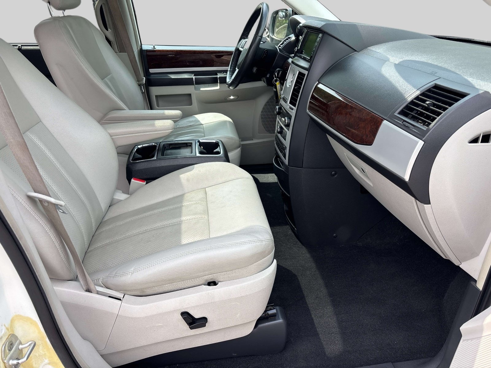 Used 2010 Chrysler Town & Country Touring Plus FWD image 20