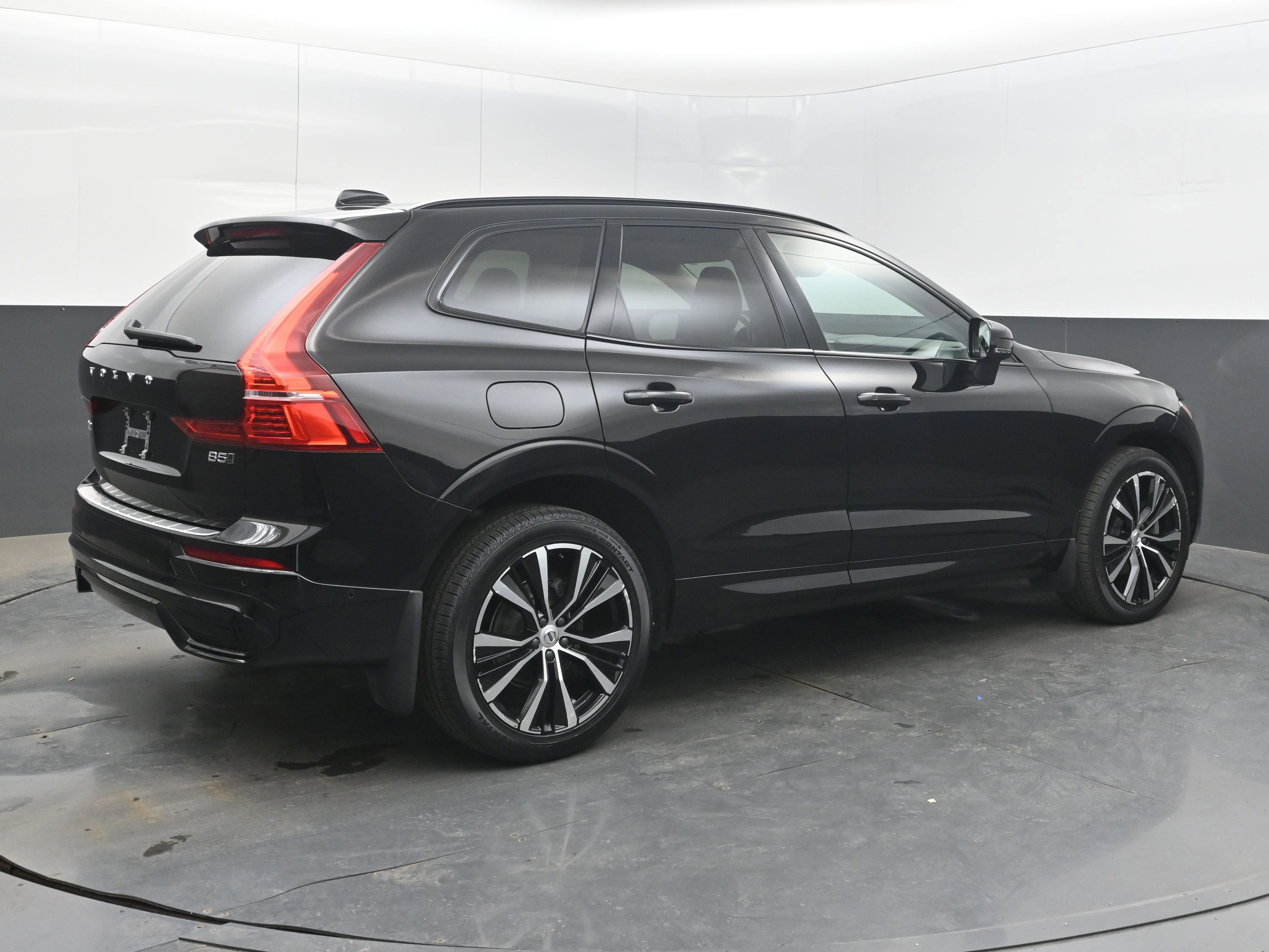 Used 2023 Volvo XC60 B5 Plus w/ Climate Package image 9