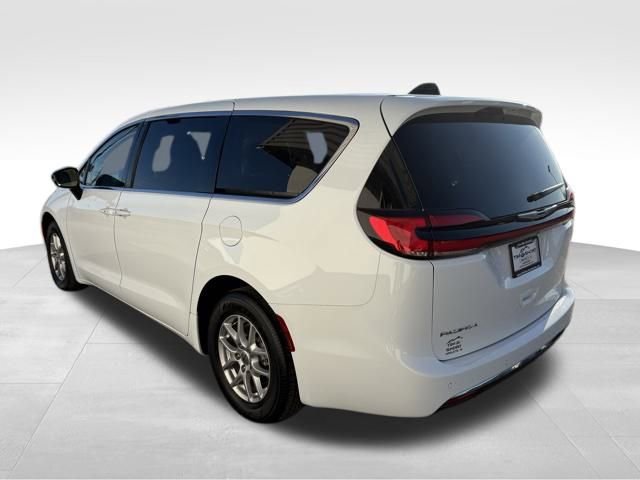 Used 2024 Chrysler Pacifica Touring-L image 11