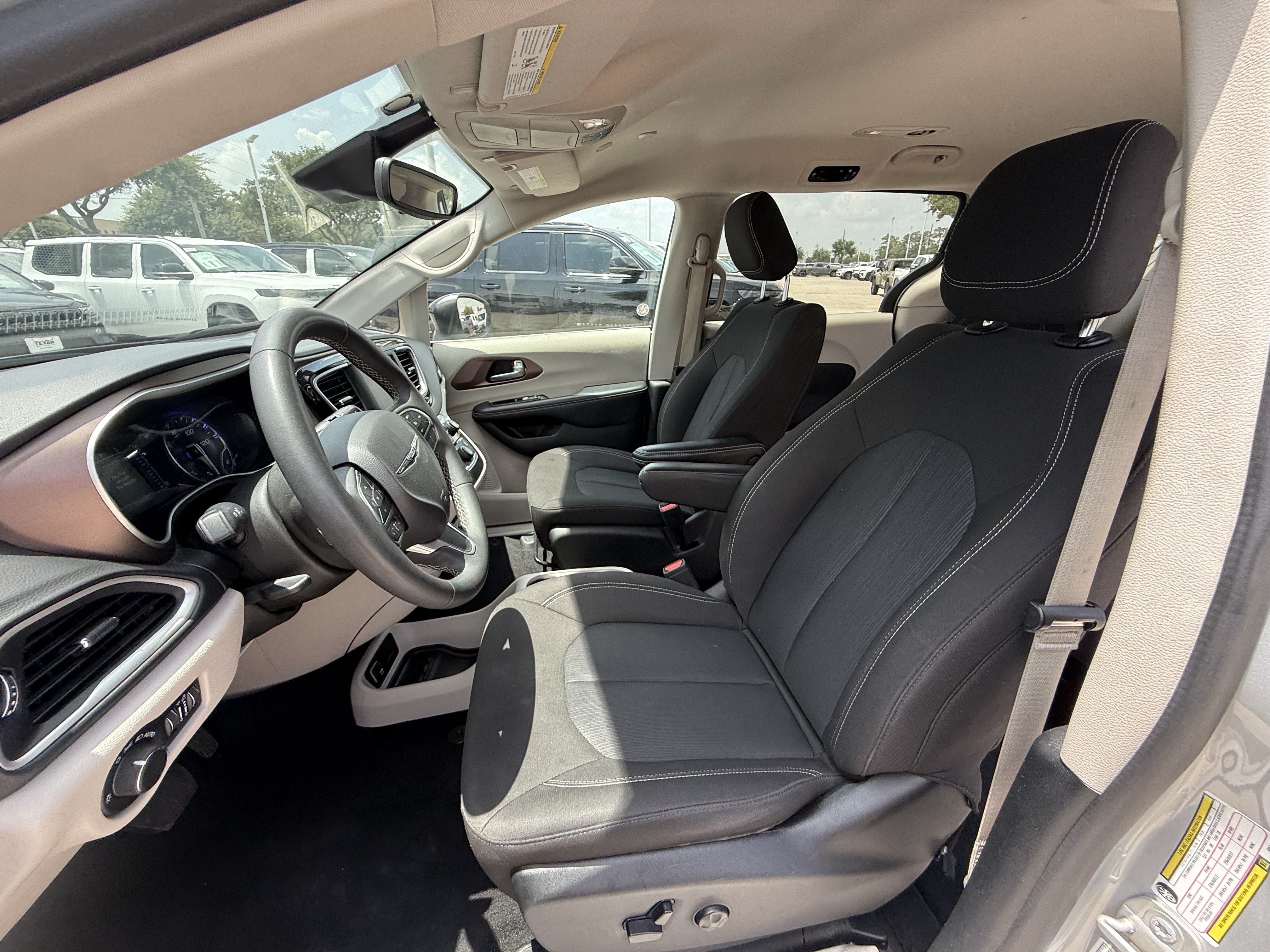 Used 2024 Chrysler Voyager LX FWD image 28