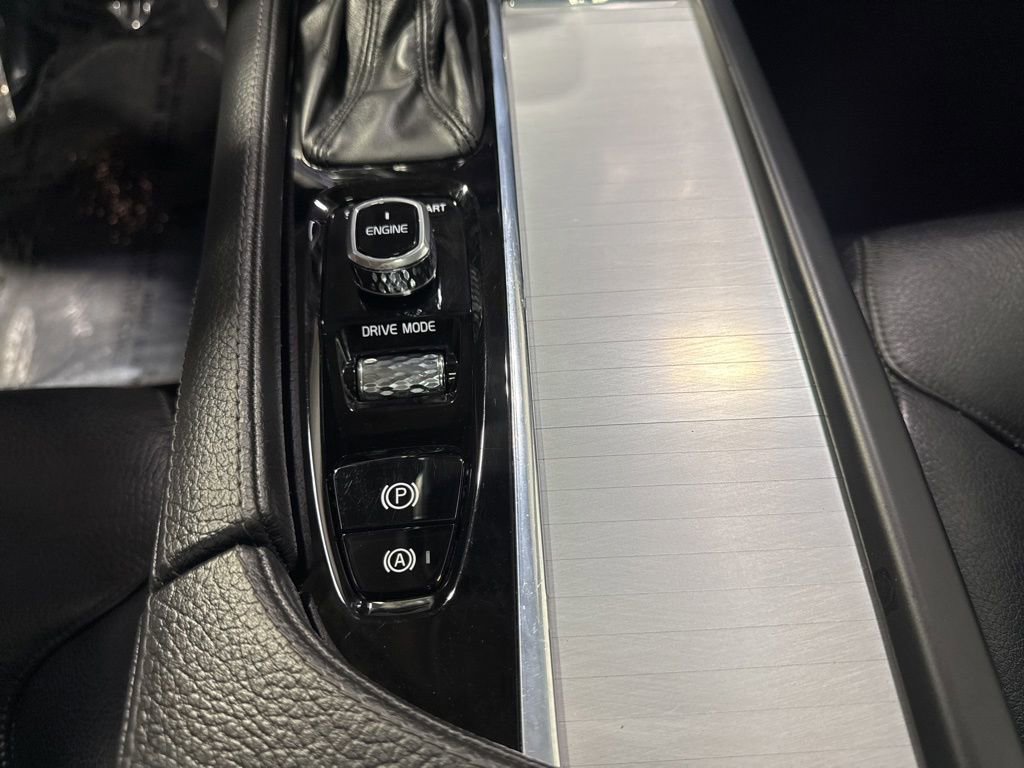 Used 2016 Volvo XC90 T6 Momentum w/ Vision Package AWD/4WD image 9