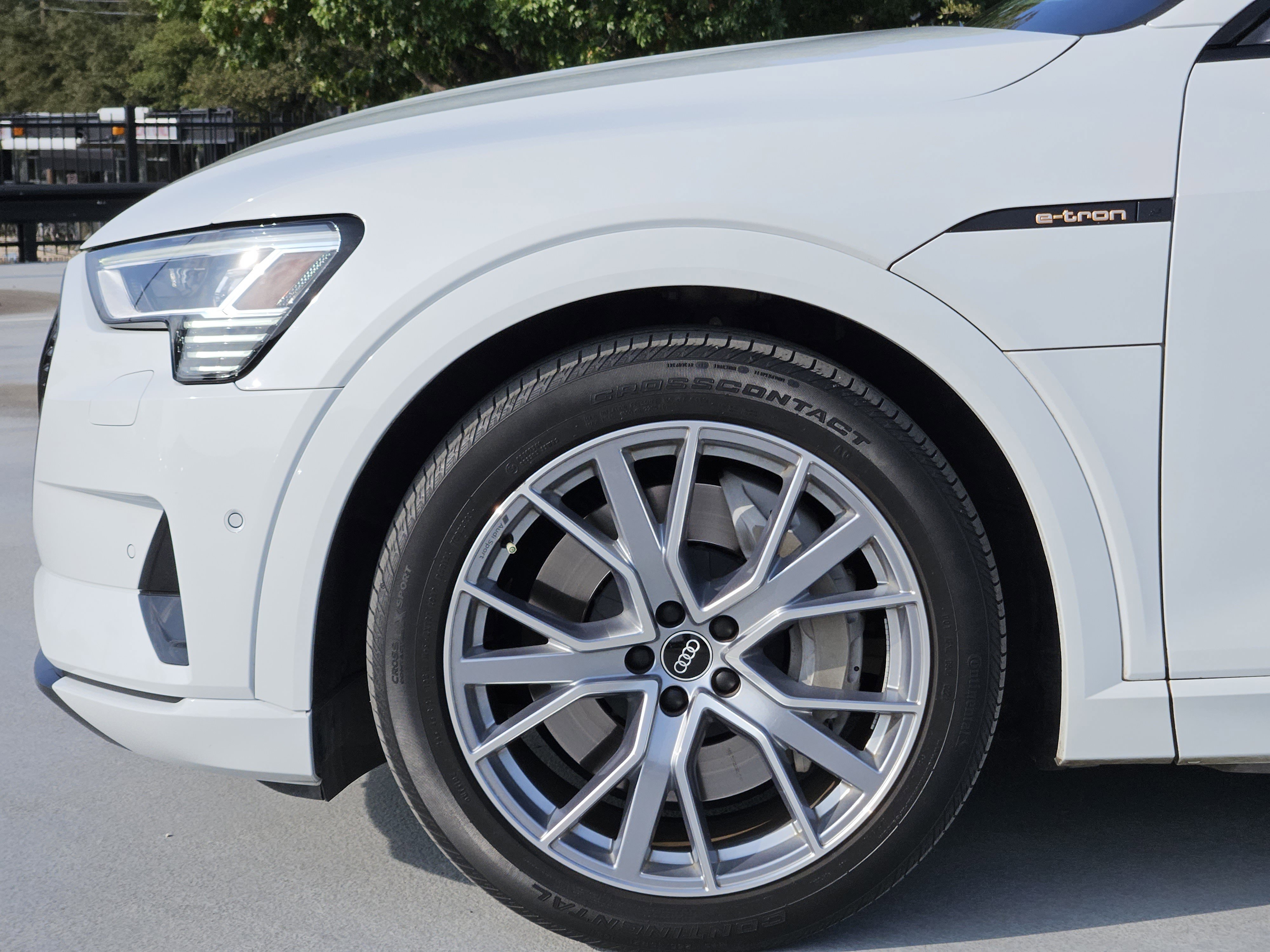 Used 2021 Audi e-tron Prestige w/ Prestige Package image 12