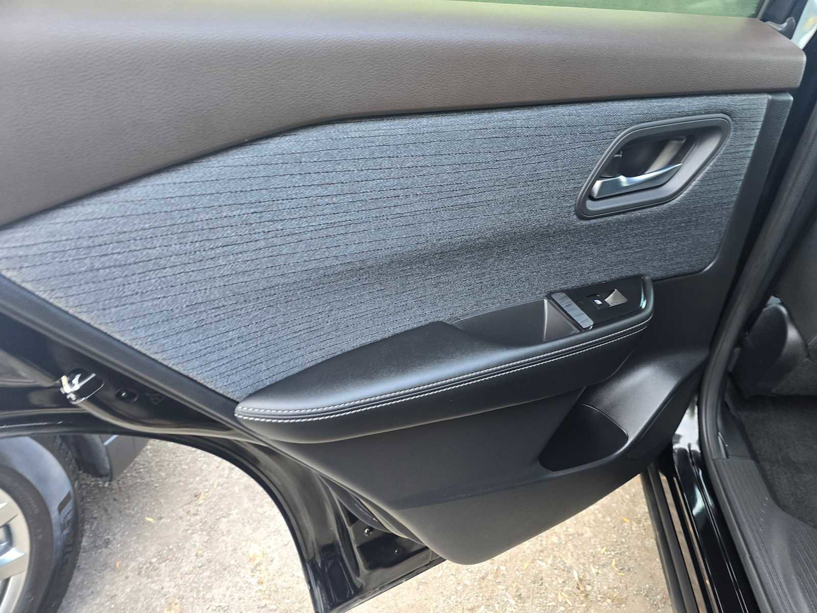 Used 2023 Nissan Rogue SV image 19