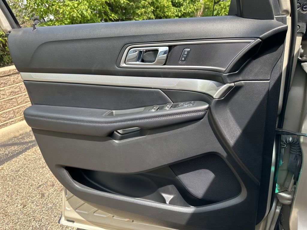 Used 2017 Ford Explorer XLT w/ Equipment Group 202A AWD/4WD image 35
