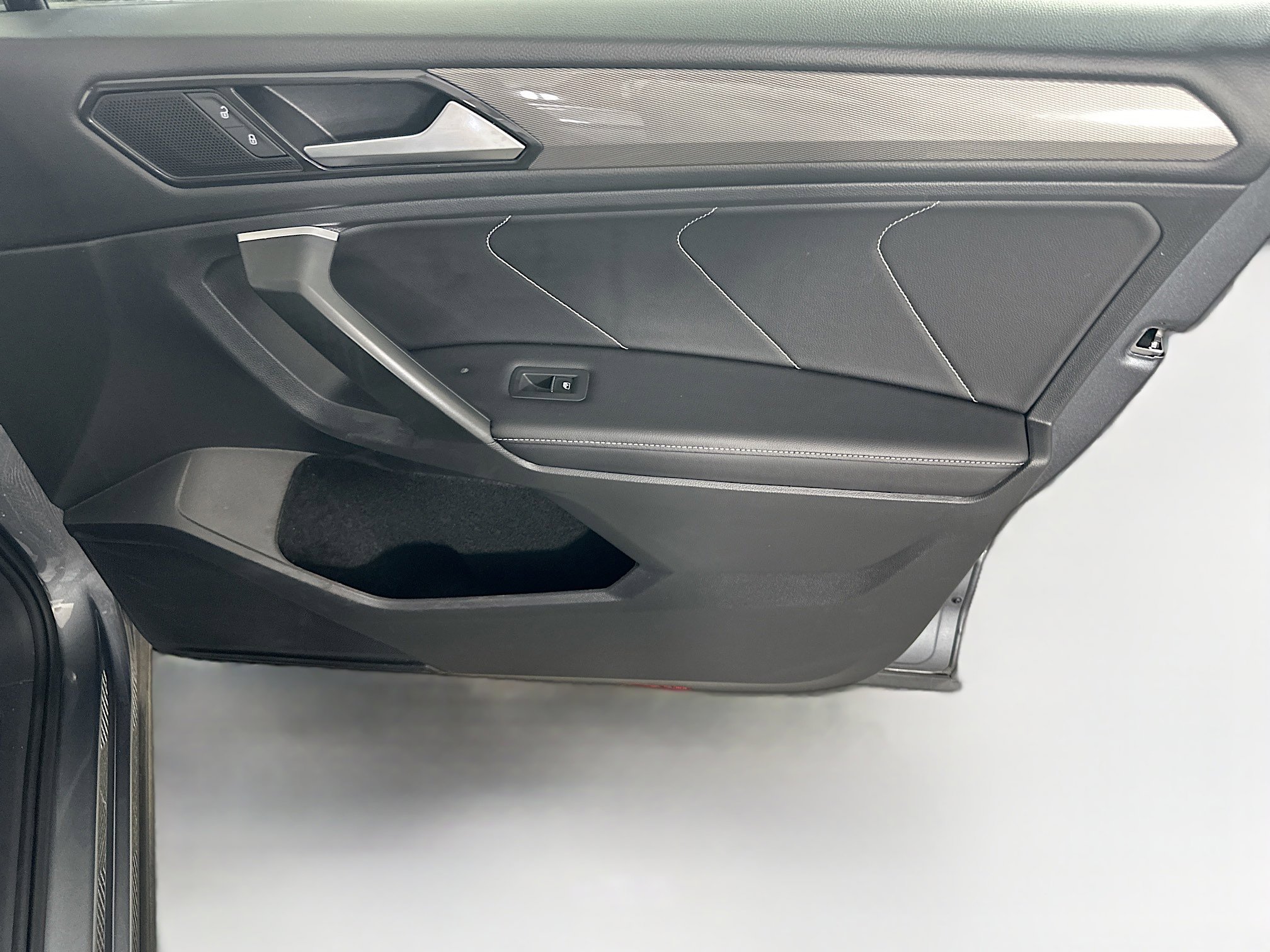 Used 2024 Volkswagen Tiguan SE image 32