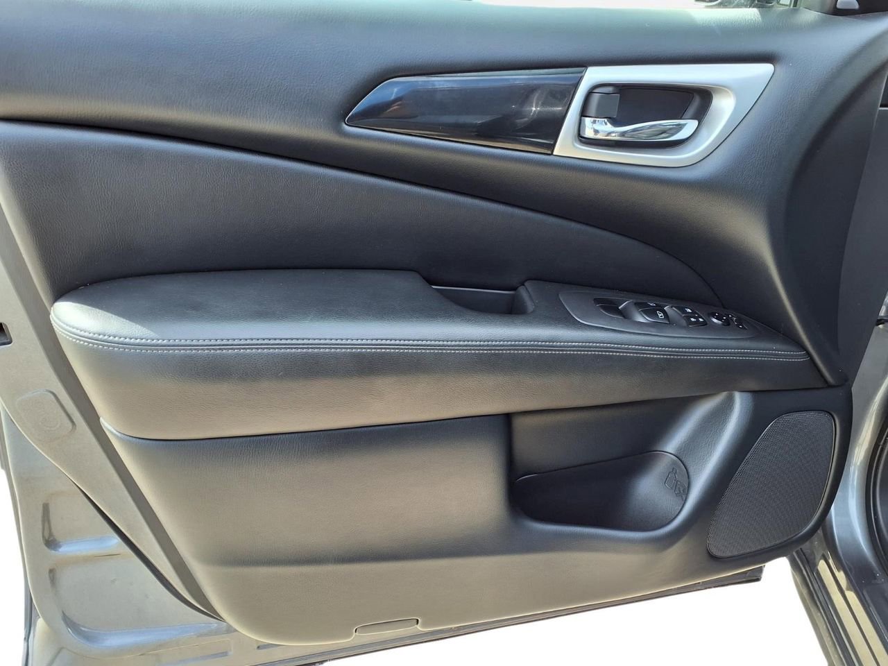 Used 2020 Nissan Pathfinder SV AWD/4WD image 13