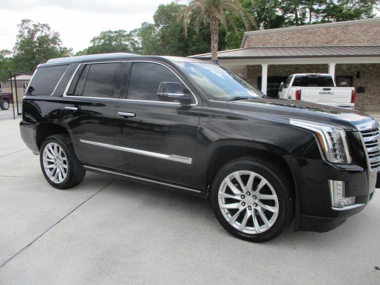 Used 2016 Cadillac Escalade Platinum image 30