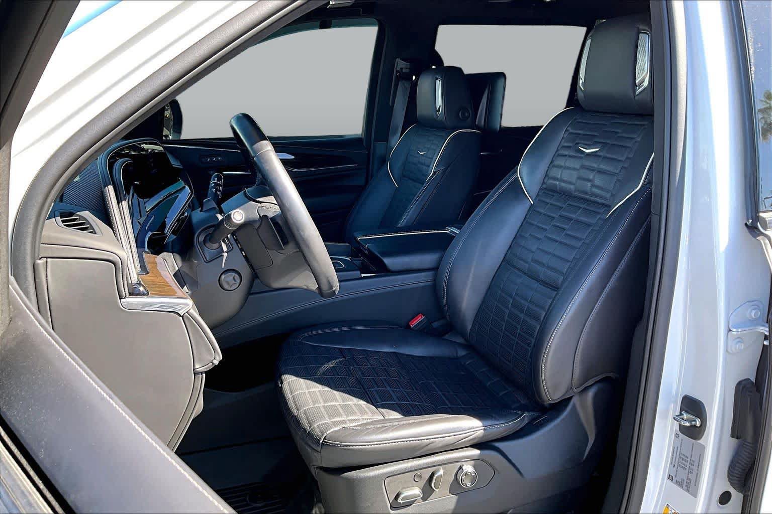 Used 2023 Cadillac Escalade ESV Sport Platinum w/ LPO, ONYX Package AWD/4WD image 7