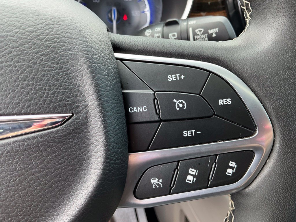 Used 2023 Chrysler Pacifica Limited FWD image 36