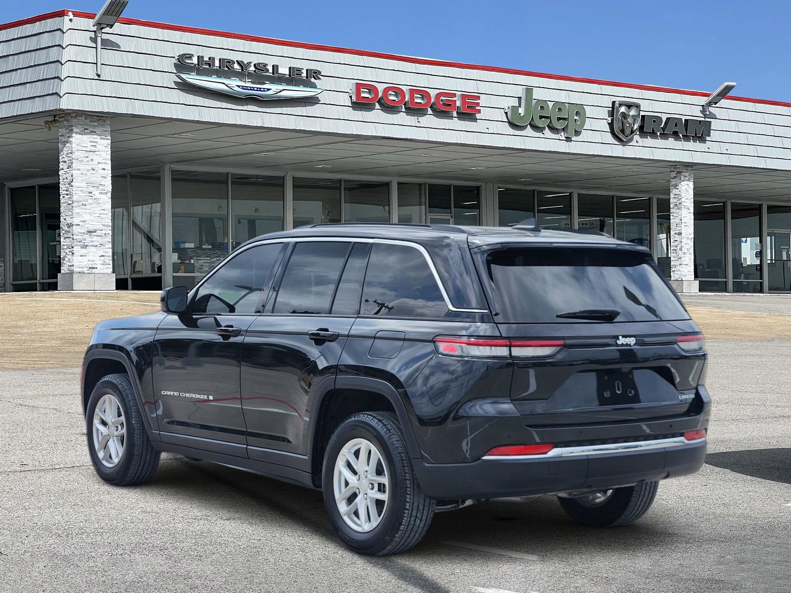 Used 2025 Jeep Grand Cherokee Laredo X RWD image 4