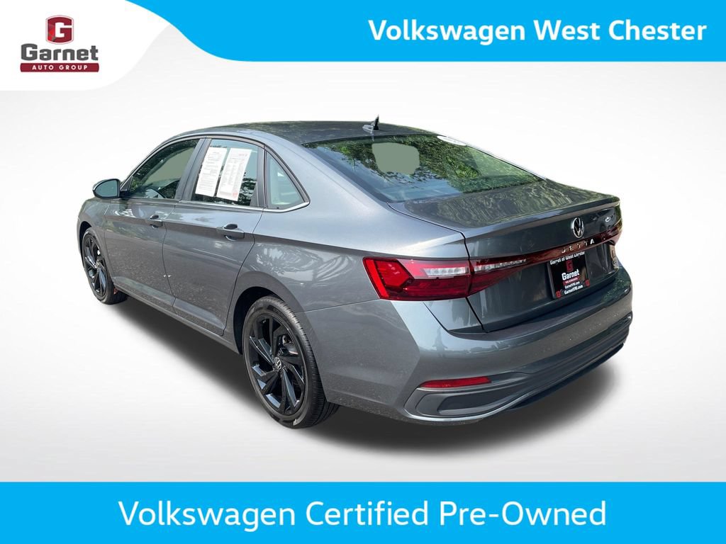 Certified 2025 Volkswagen Jetta SE w/ Black Wheel Package FWD image 3