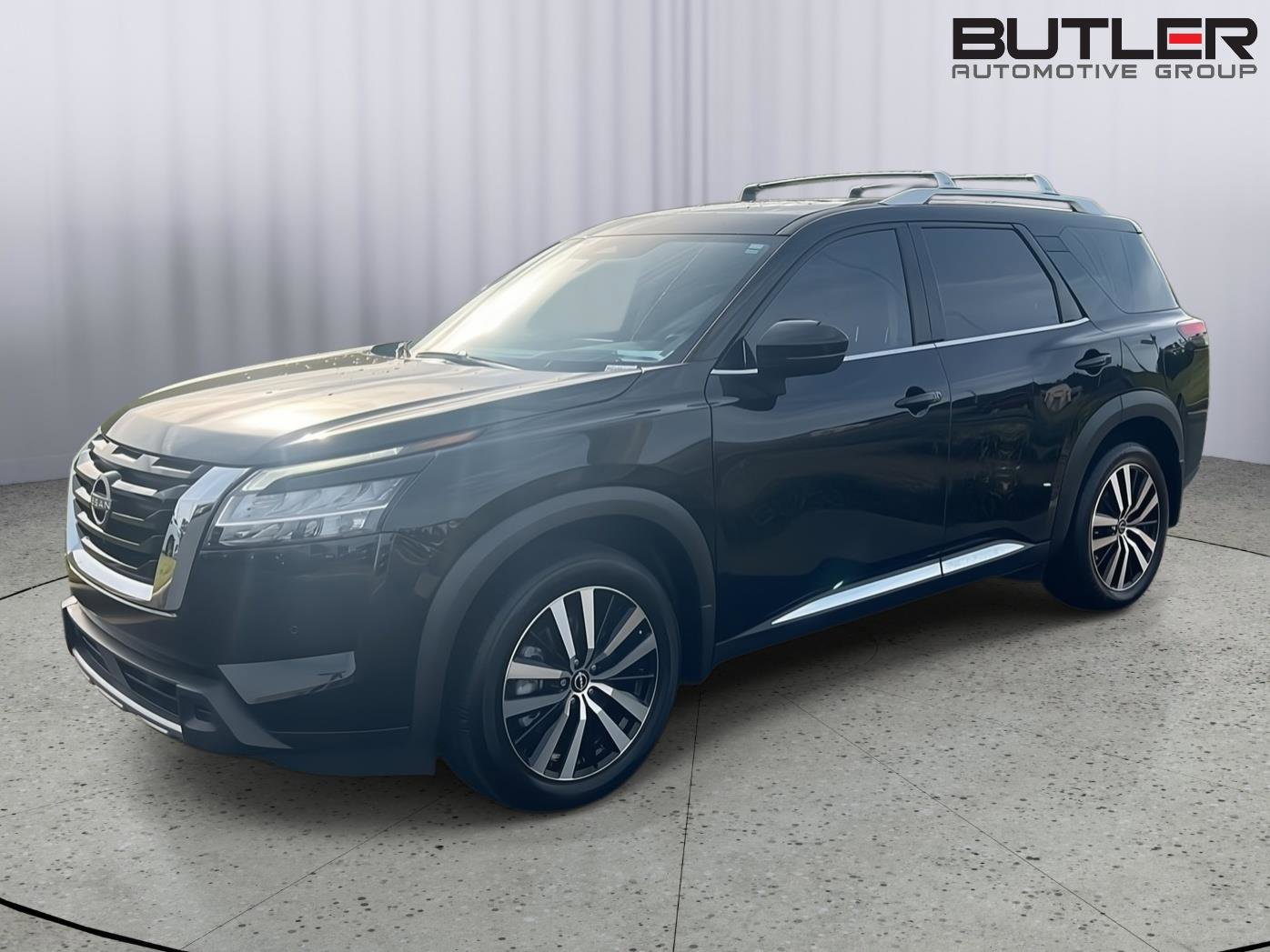 Used 2023 Nissan Pathfinder Platinum image 2