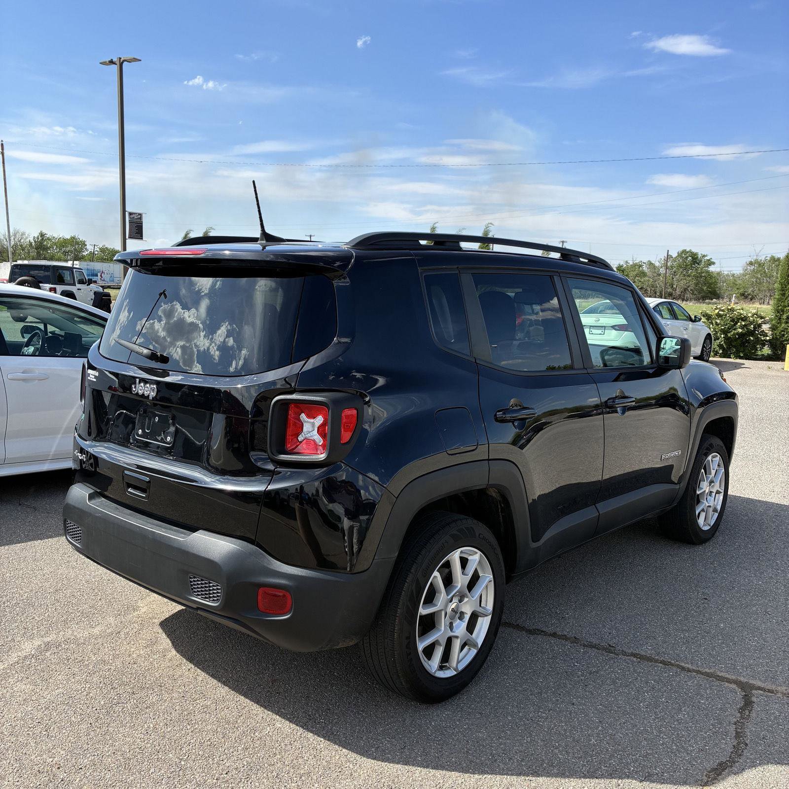 Used 2023 Jeep Renegade Latitude w/ Premium Group image 5