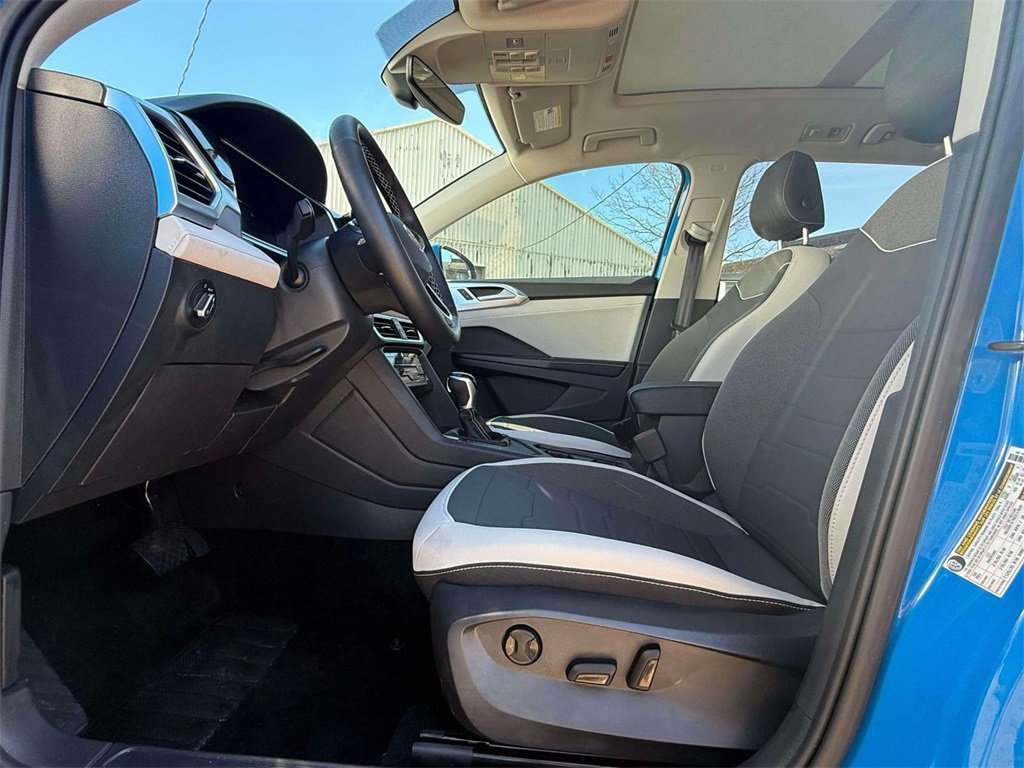 Used 2025 Volkswagen Taos SE w/ Panoramic Sunroof Package image 10