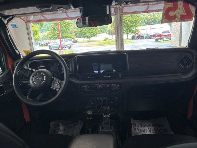 Certified 2025 Jeep Gladiator Mojave w/ Convenience Group AWD/4WD image 33