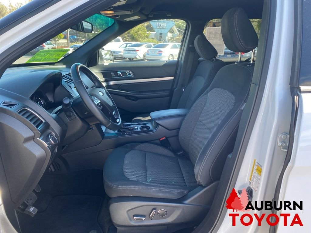 Used 2018 Ford Explorer XLT w/ Equipment Group 201A FWD image 32