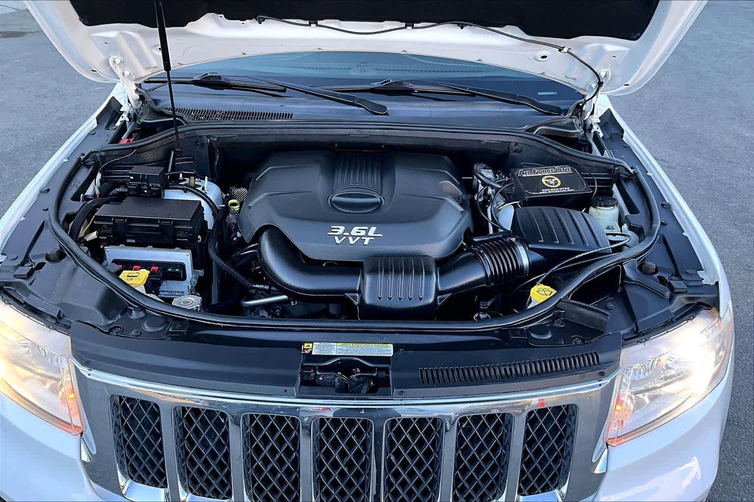Used 2013 Jeep Grand Cherokee Overland w/ Advance Technology Group AWD/4WD image 9