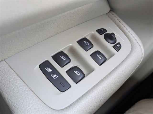 Used 2018 Volvo XC60 T6 Momentum w/ Convenience Package image 25