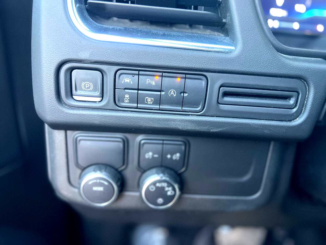 Used 2023 Chevrolet Suburban RST w/ Luxury Package image 24