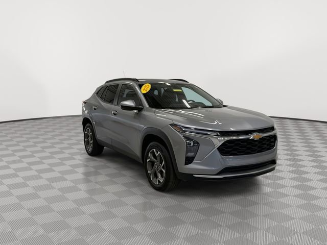 Certified 2025 Chevrolet Trax LT w/ LT Convenience Package FWD image 2