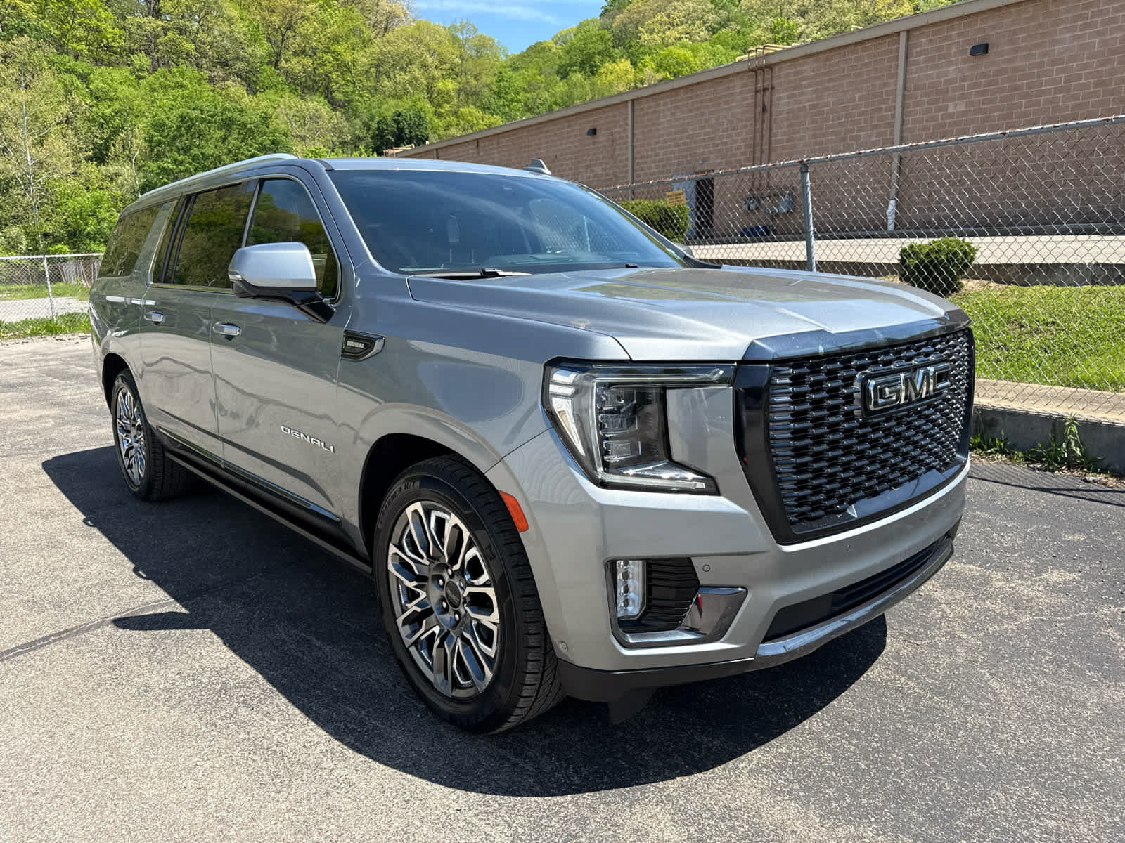 Used 2023 GMC Yukon XL Denali Ultimate AWD/4WD image 10
