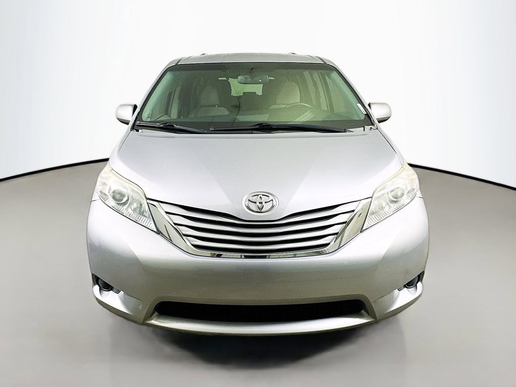 Used 2017 Toyota Sienna LE image 2