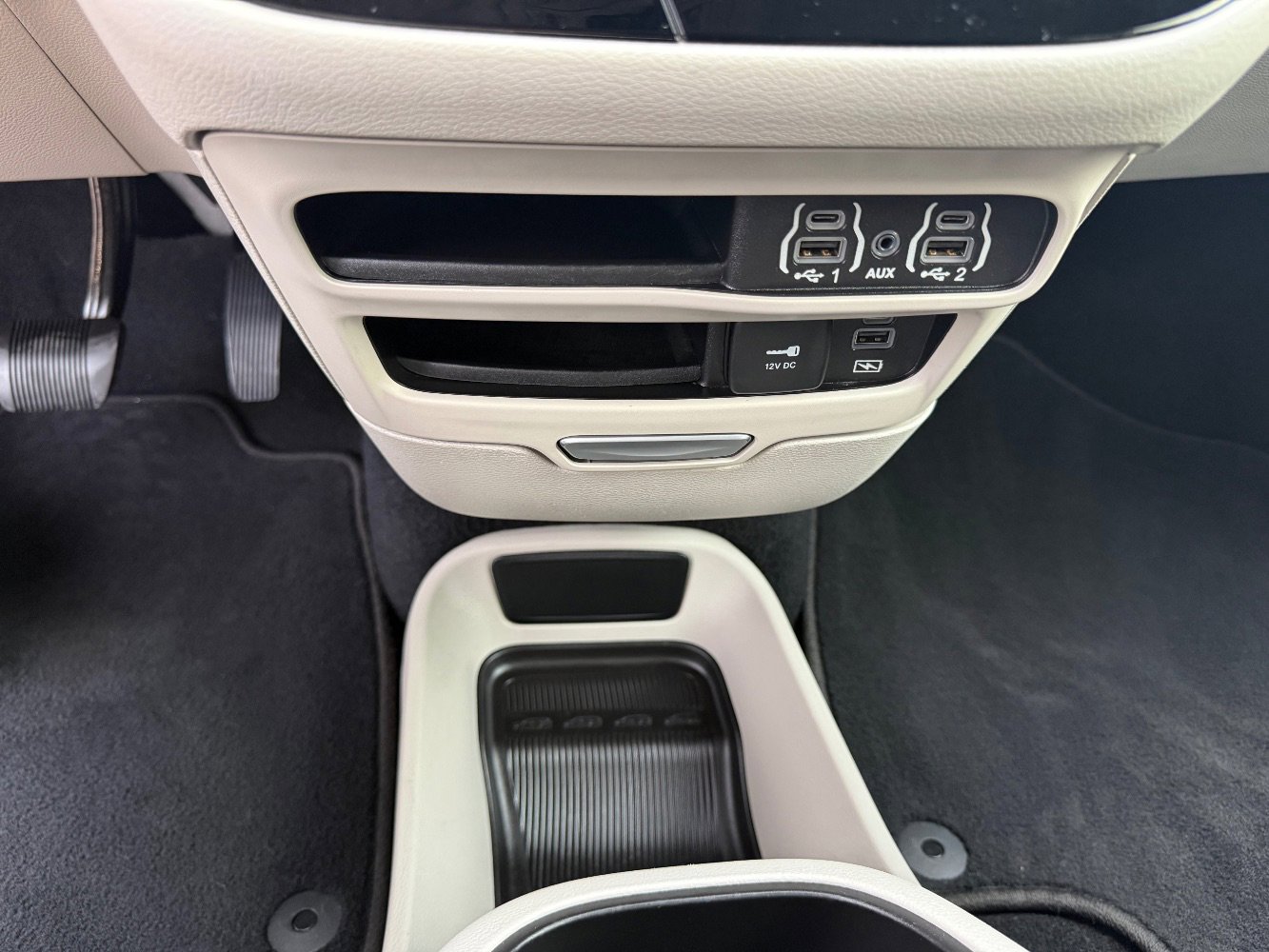Used 2022 Chrysler Pacifica Touring-L image 14