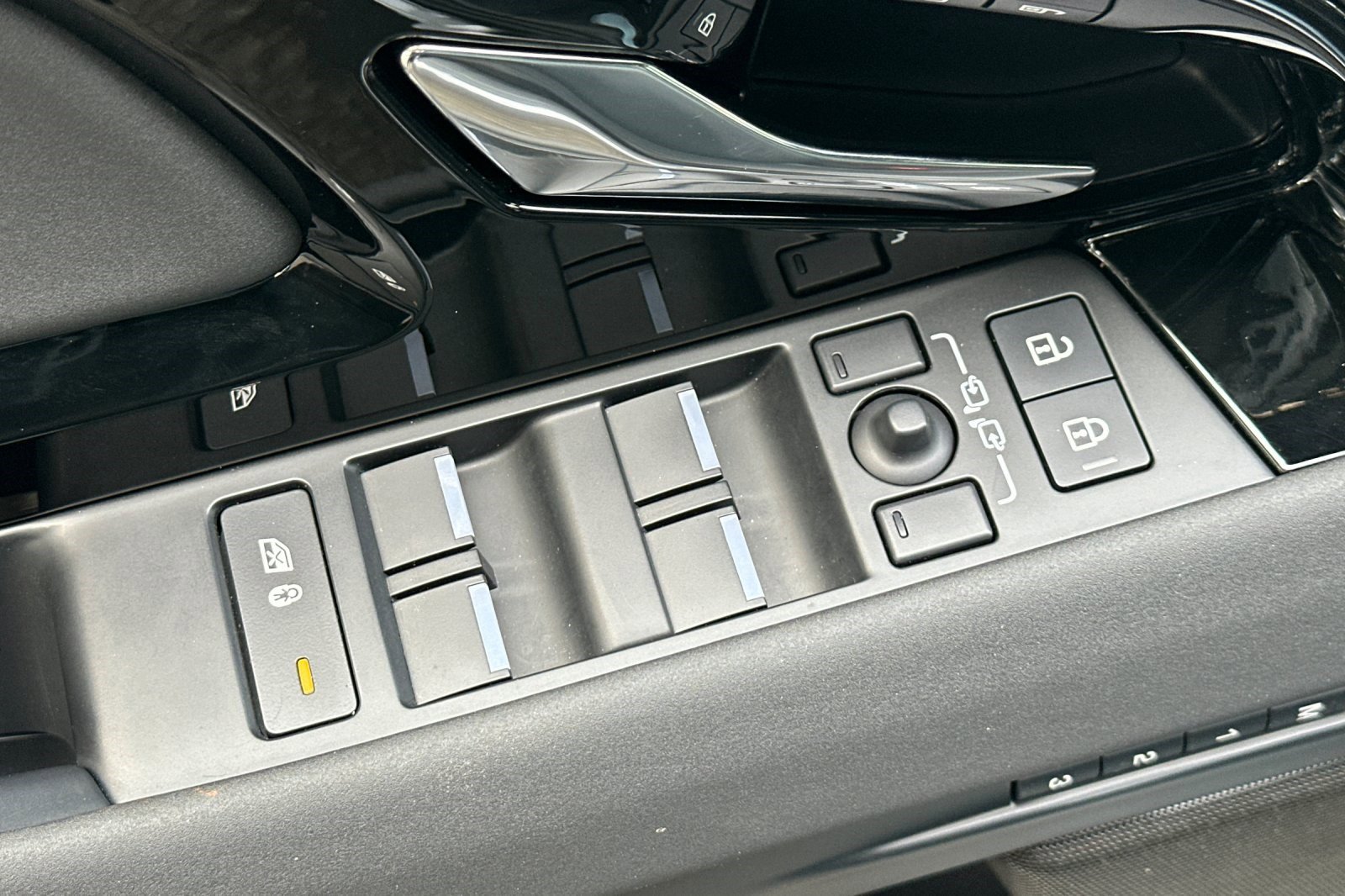 Used 2024 Land Rover Range Rover Evoque Dynamic SE image 15