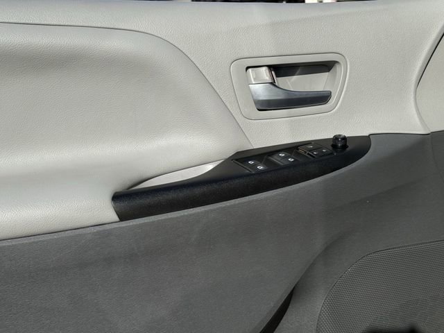 Used 2019 Toyota Sienna LE w/ LE Preferred Package FWD image 23