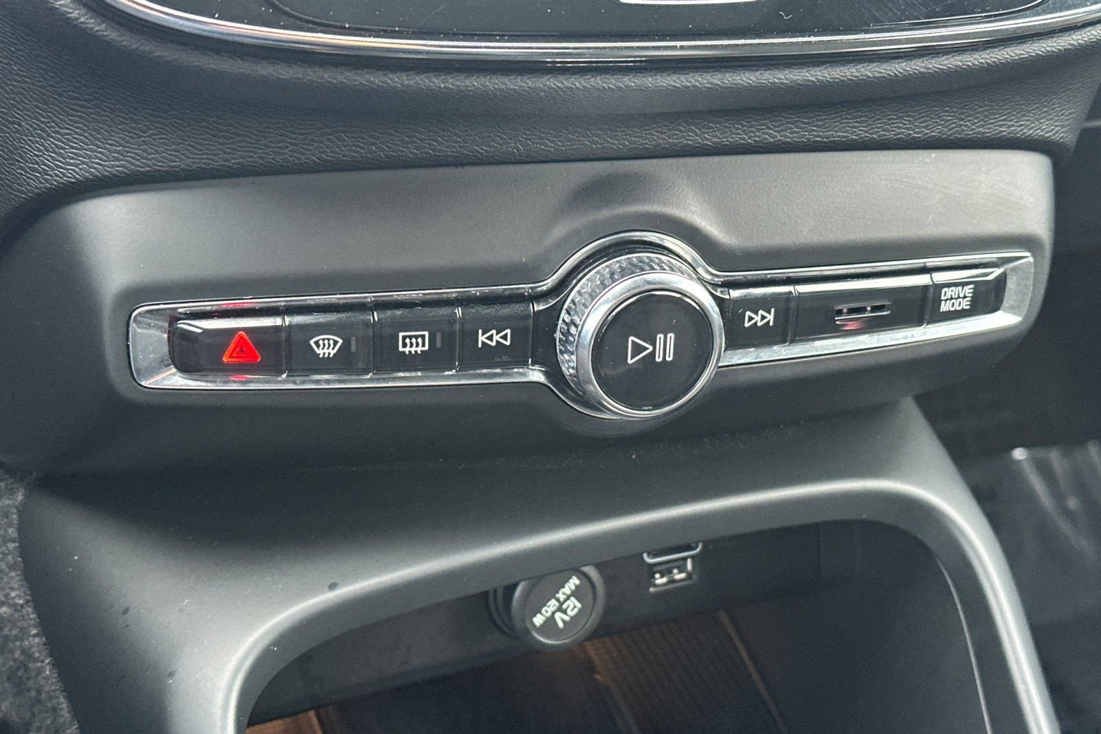 Used 2019 Volvo XC40 T4 R-Design image 22