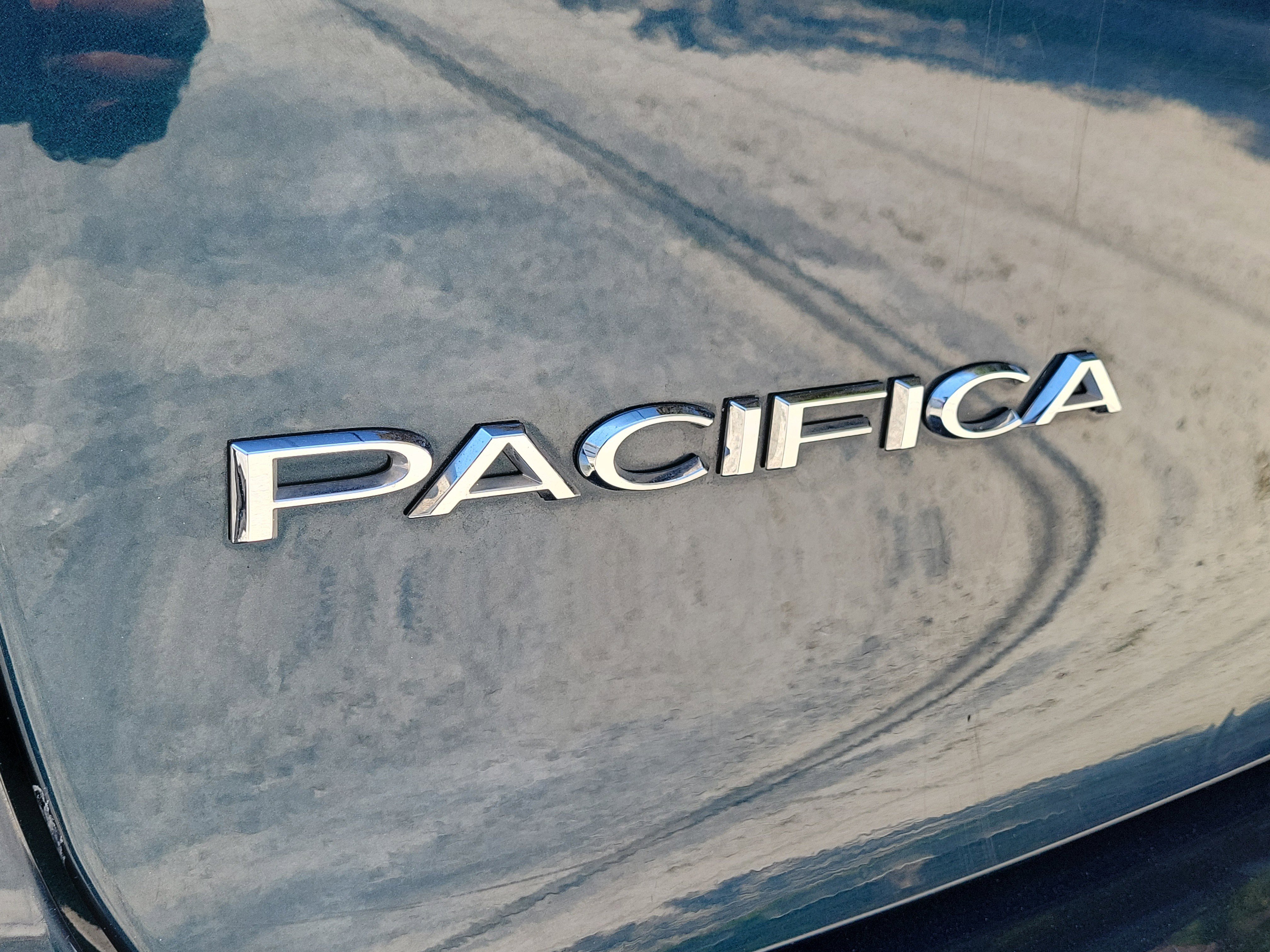 Used 2023 Chrysler Pacifica Touring-L image 7