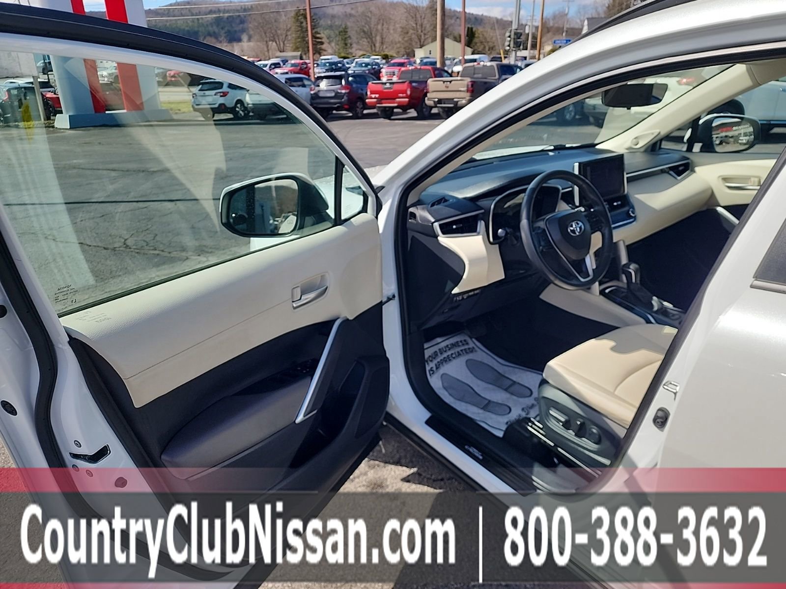 Used 2023 Toyota Corolla Cross XLE w/ Convenience Package image 10