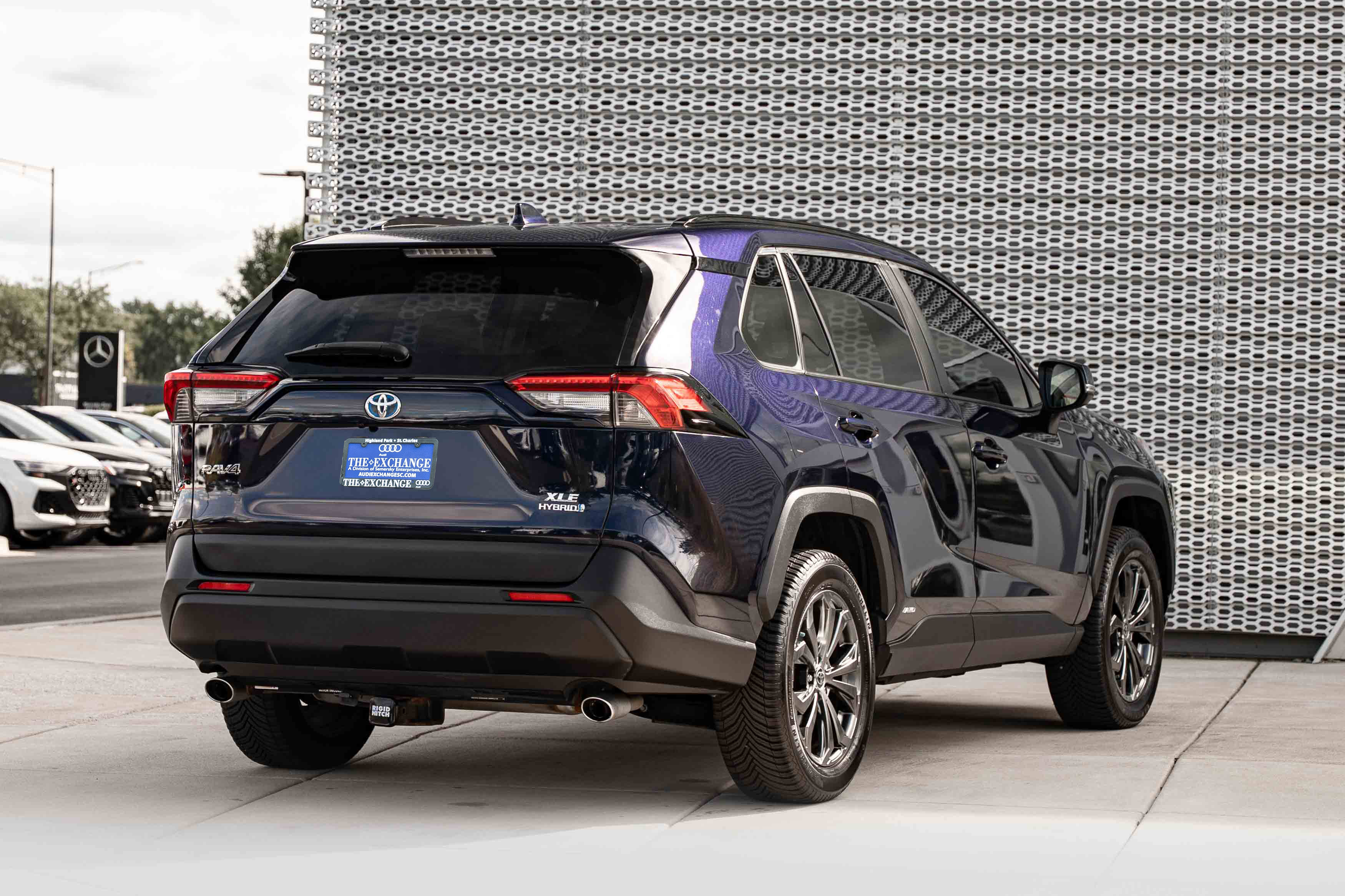 Used 2022 Toyota RAV4 XLE Premium AWD/4WD image 4