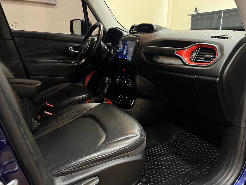 Used 2017 Jeep Renegade Trailhawk w/ Premium Trailhawk Package AWD/4WD image 38