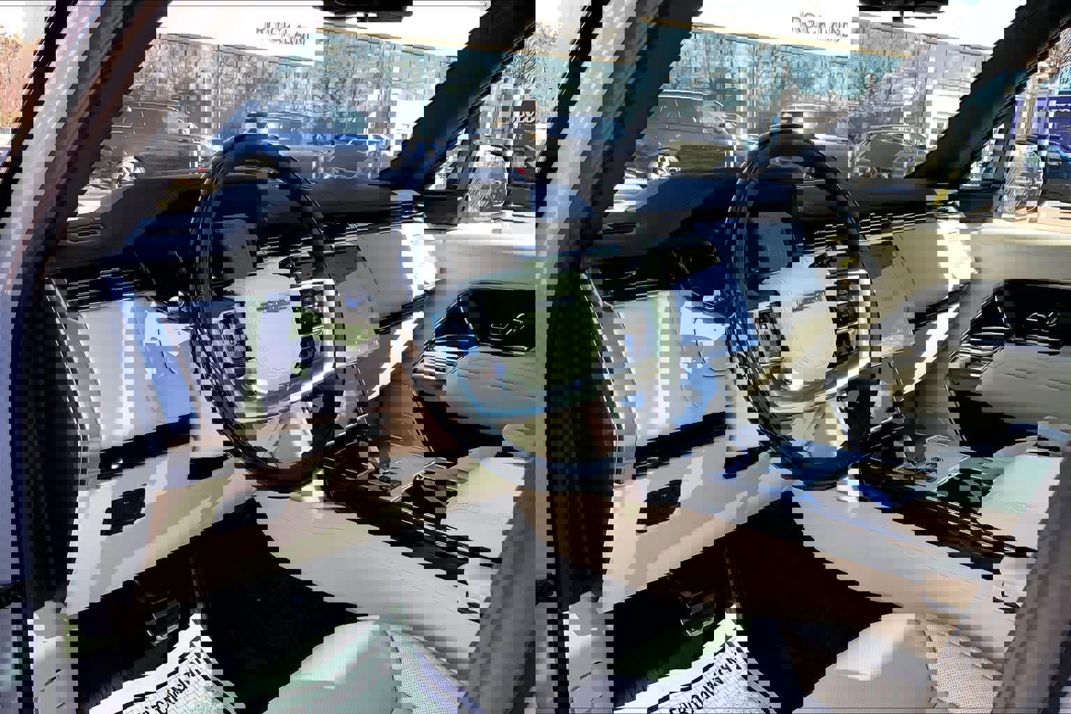 New 2026 Land Rover Range Rover SE image 8