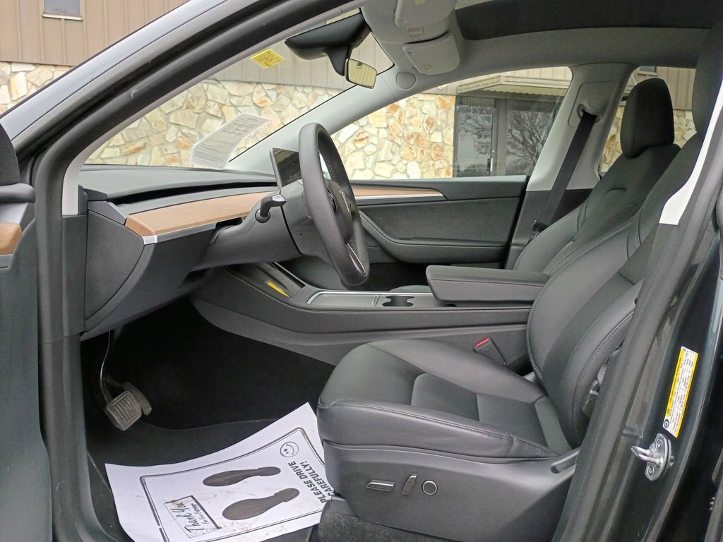 Used 2025 Tesla Model Y Long Range image 9