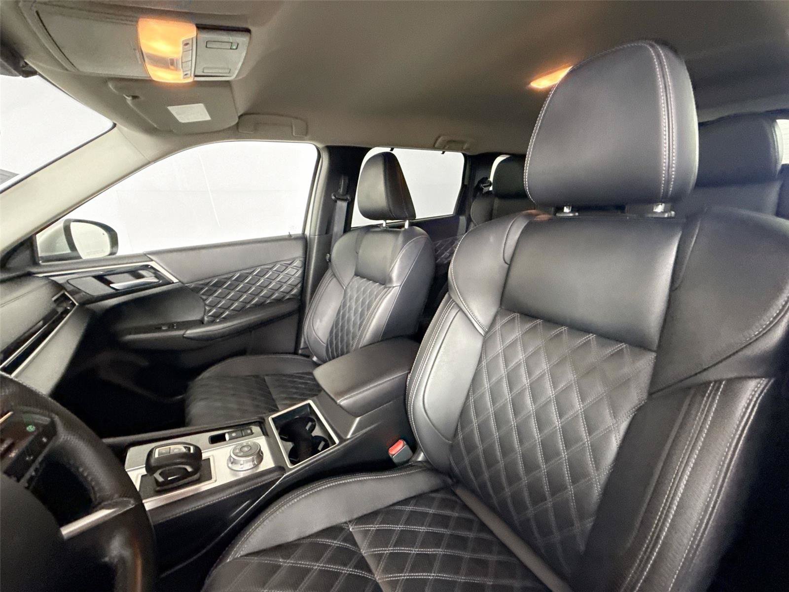 Used 2024 Mitsubishi Outlander SEL FWD image 3