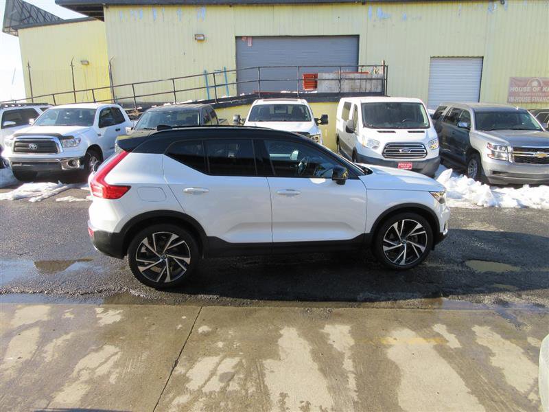 Used 2019 Volvo XC40 T4 R-Design image 9