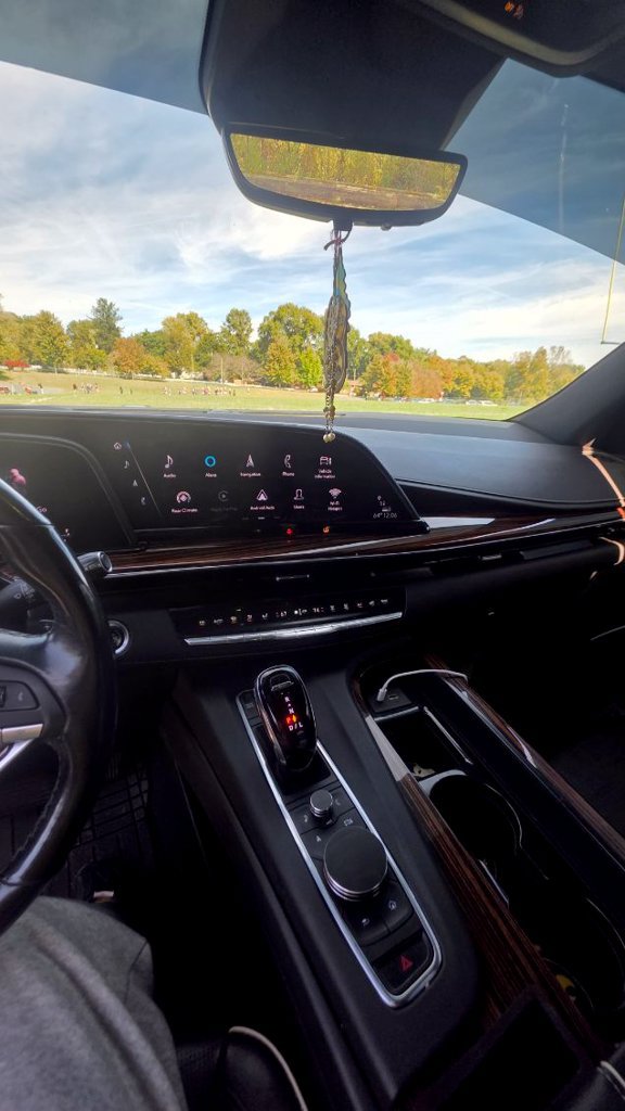 Used 2021 Cadillac Escalade Premium Luxury AWD/4WD image 12
