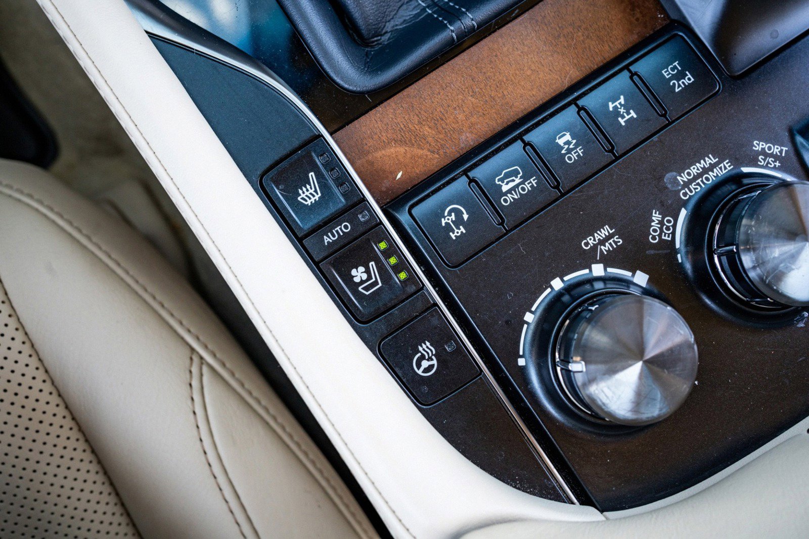 Used 2017 Lexus LX 570 4WD w/ Luxury Package image 59