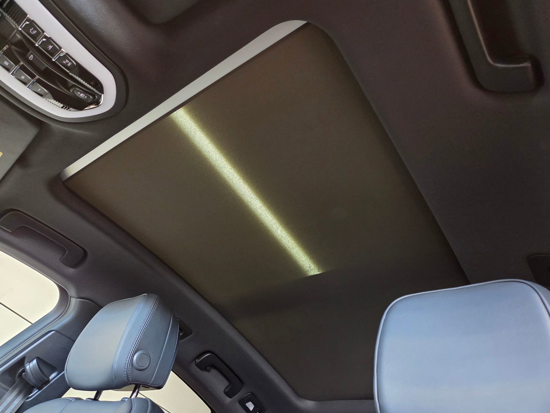 Certified 2025 Porsche Macan AWD/4WD image 10