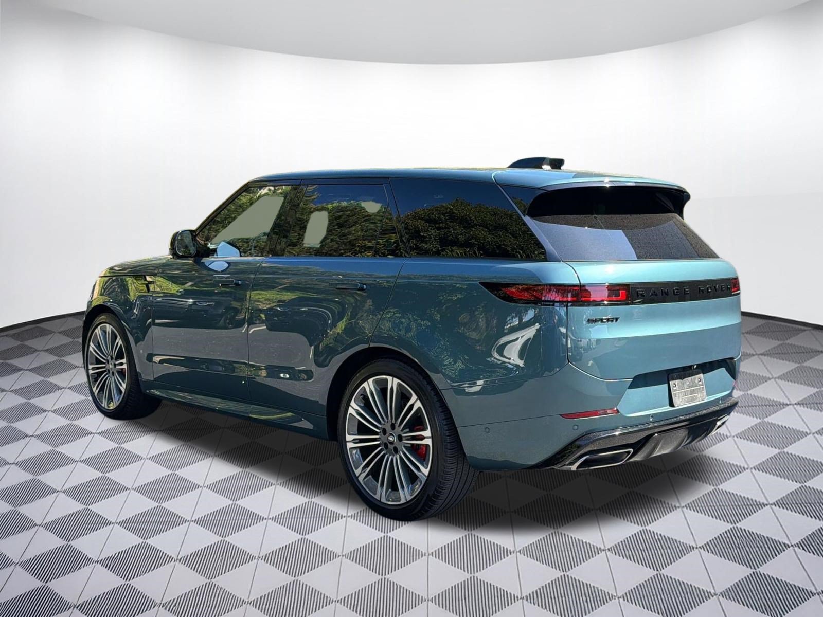 Used 2024 Land Rover Range Rover Sport Dynamic SE AWD/4WD image 3