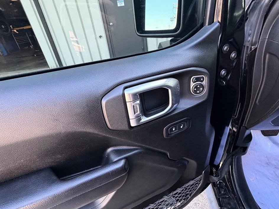 Used 2019 Jeep Wrangler Unlimited Rubicon w/ Cold Weather Group AWD/4WD image 9