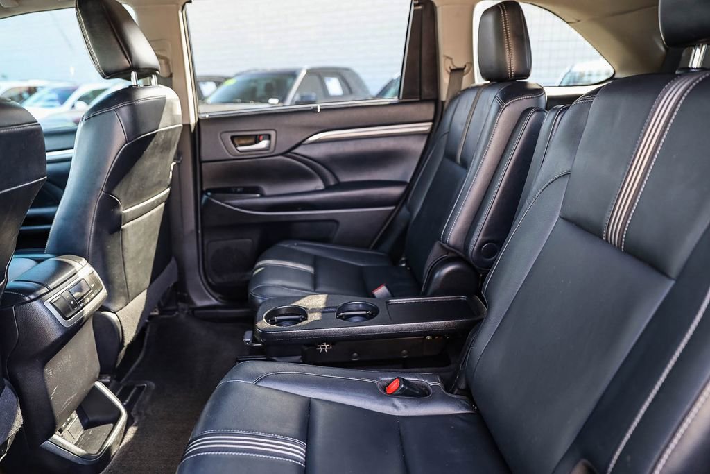 Used 2017 Toyota Highlander SE w/ Carpet Mat Package AWD/4WD image 16