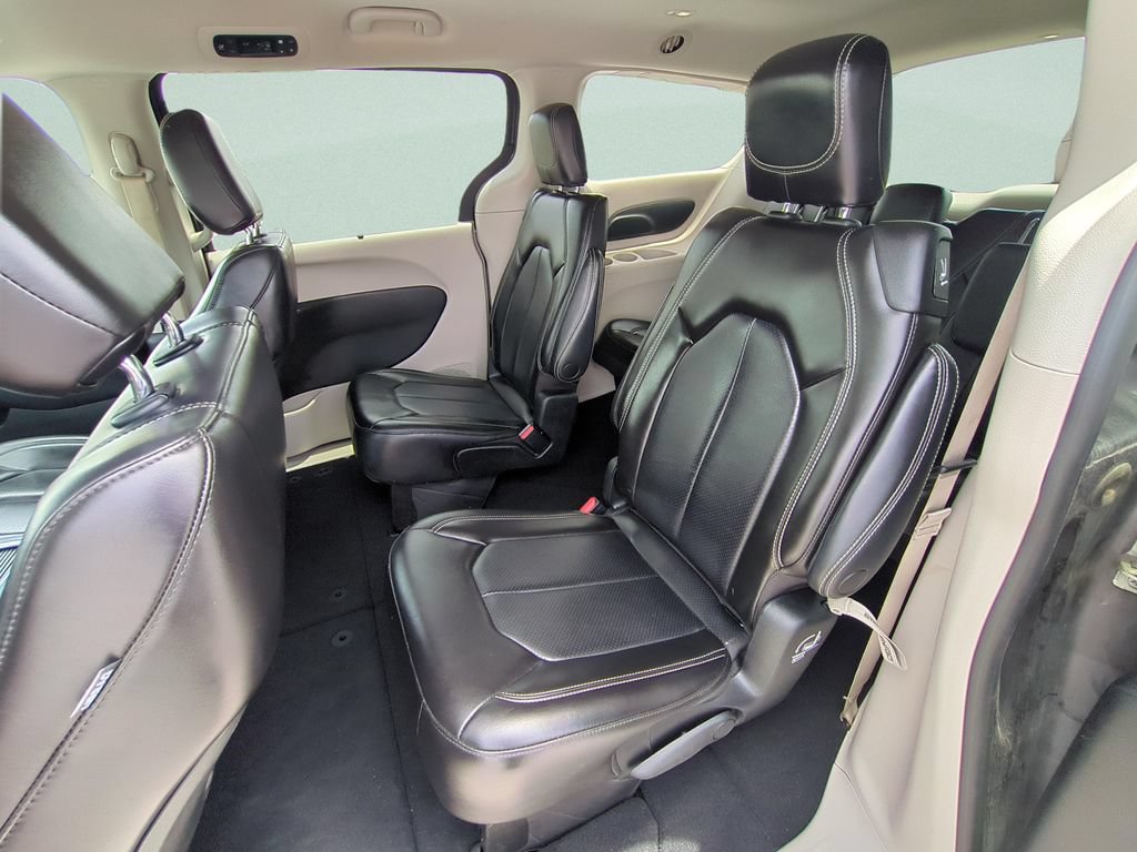Used 2023 Chrysler Pacifica Touring-L FWD image 10