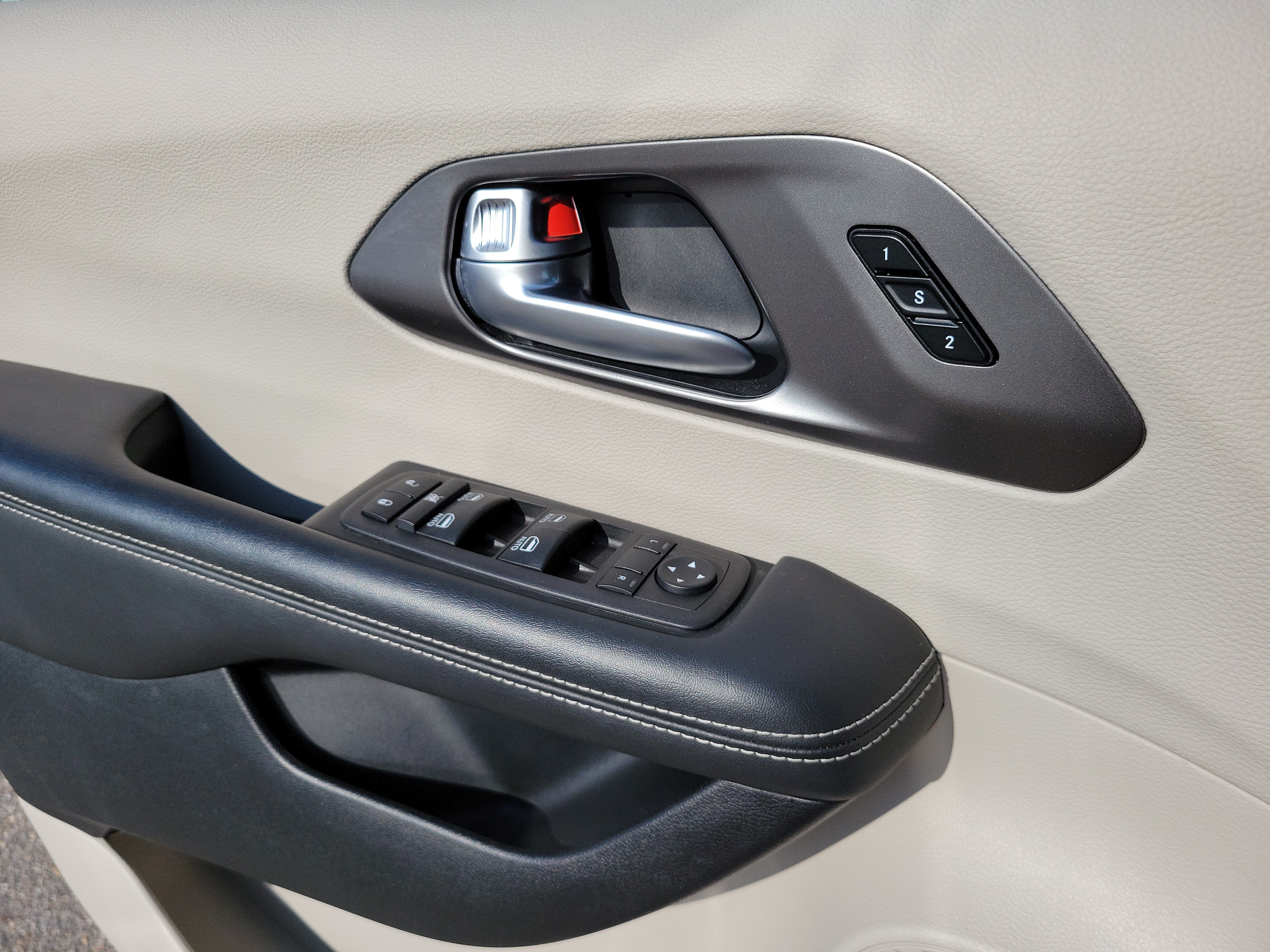 Used 2024 Chrysler Pacifica Touring-L FWD image 24