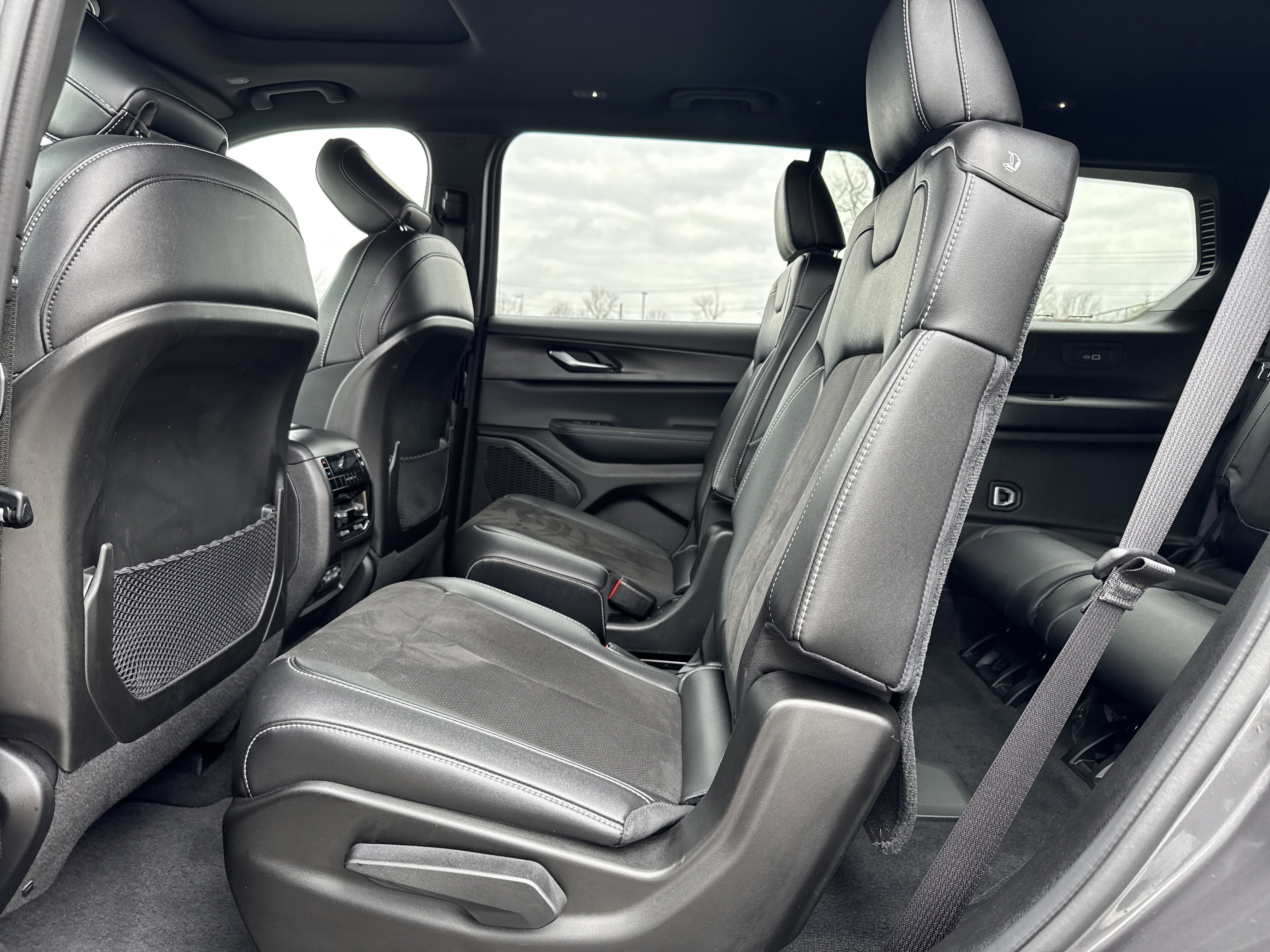 Used 2023 Jeep Grand Cherokee L Laredo image 29