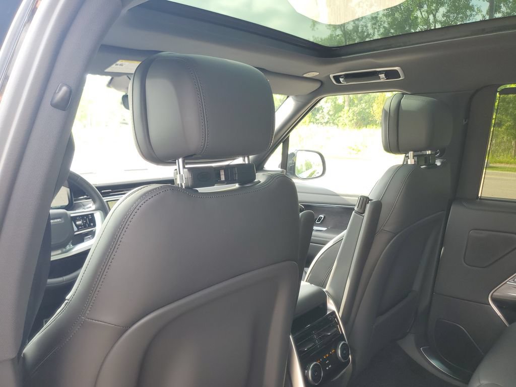 New 2026 Land Rover Range Rover Long Wheelbase SE AWD/4WD image 23