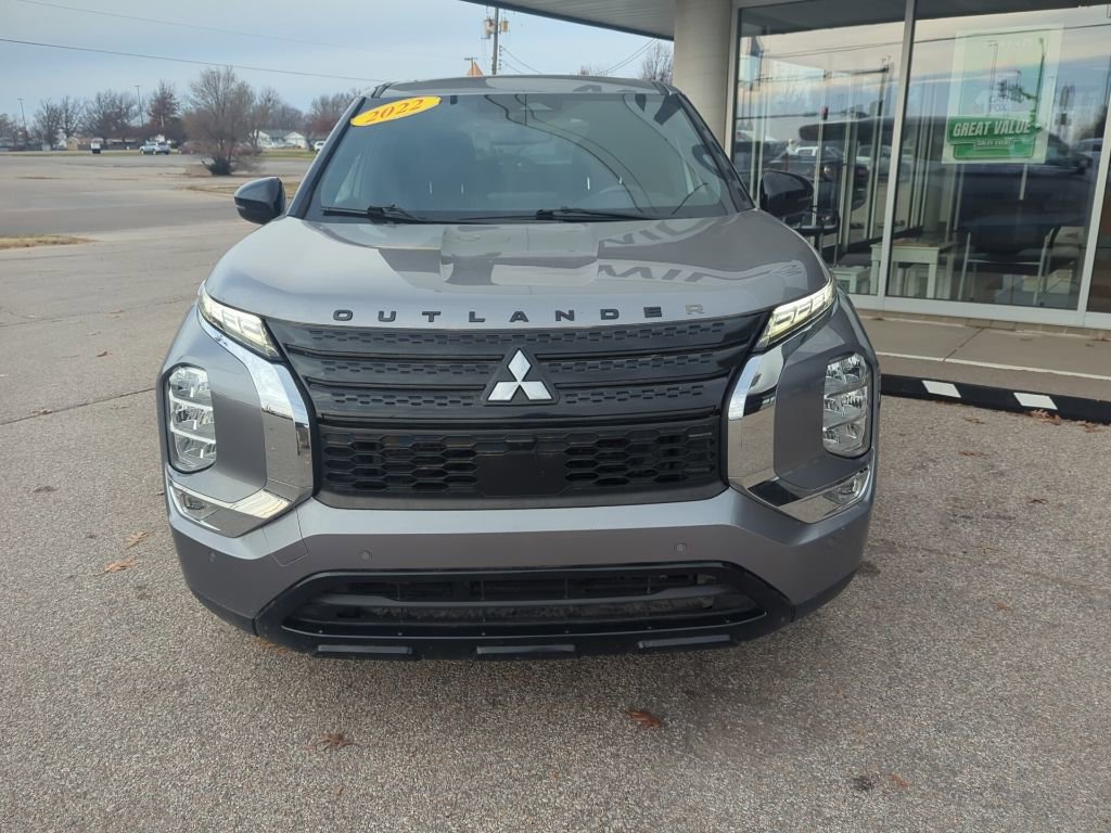 Used 2022 Mitsubishi Outlander SE image 2